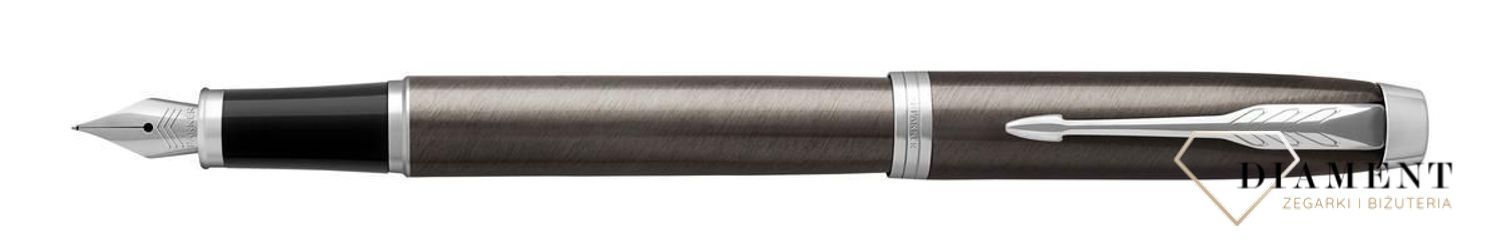 Pióro wieczne Parker IM Dark Espresso 1931650 w szarobrązowym kolorze z chromowanymi wykończeniami. Idealny pomysł na prezent z grawerem. Artykuły piśmiennicze na prezent. Grawer gratis. Świetny upominek marki Parker dla VIP-ów..jpg